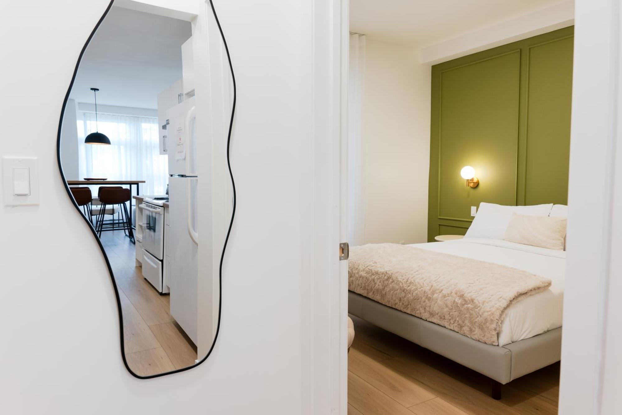 #5 - Spacious 3bds - Self Check In - Plateau - St-denis - Ac - Tv Apartment *