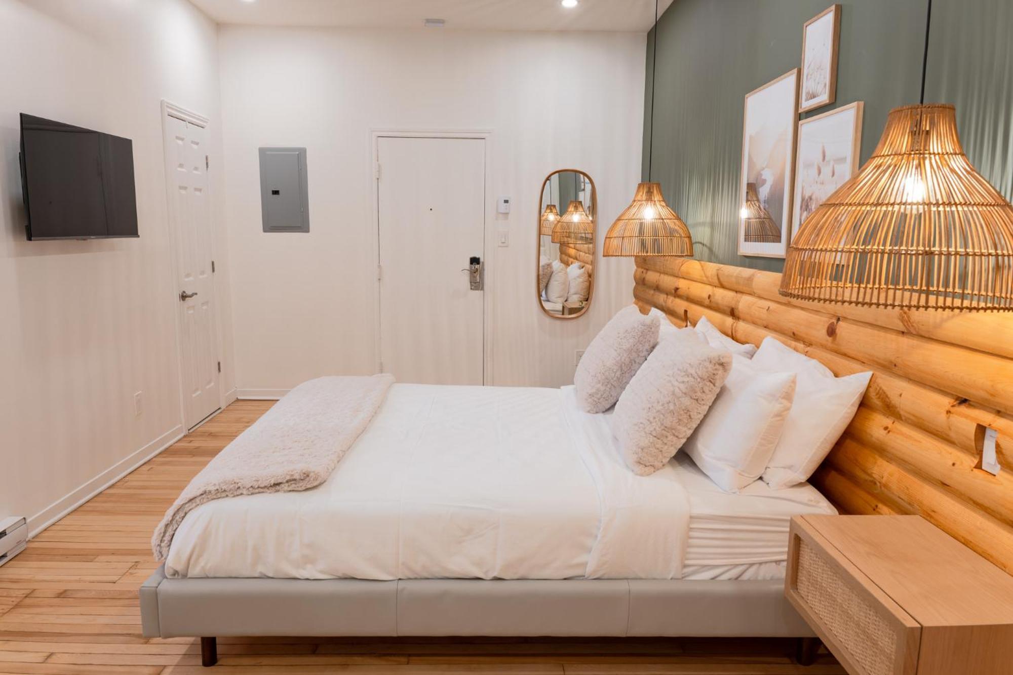 #2 - Cozy - Self Check In - Plateau - St-denis - Ac - Tv Apartment Montreal