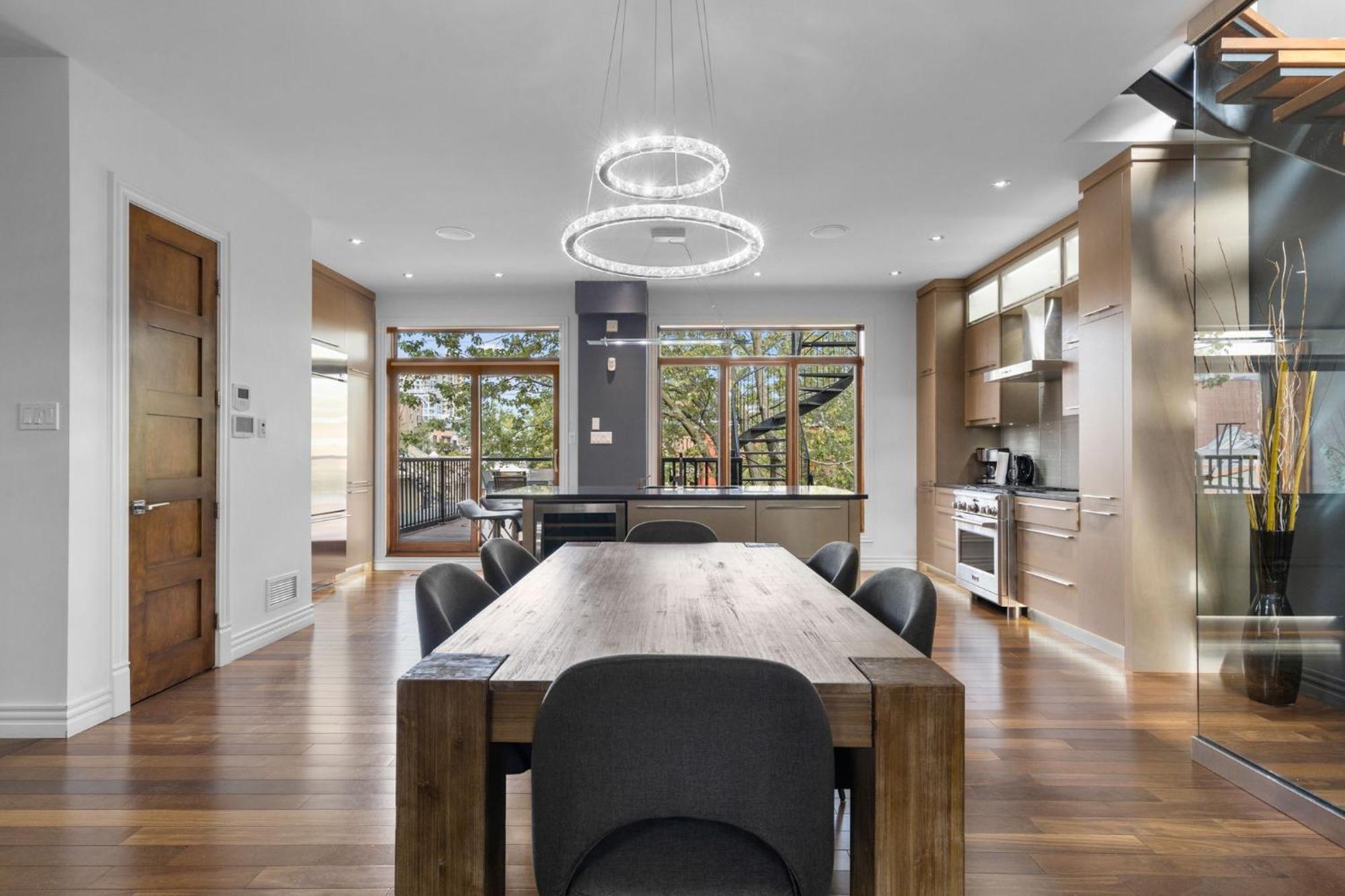 Luxury Penthouse Downtown Apartment *