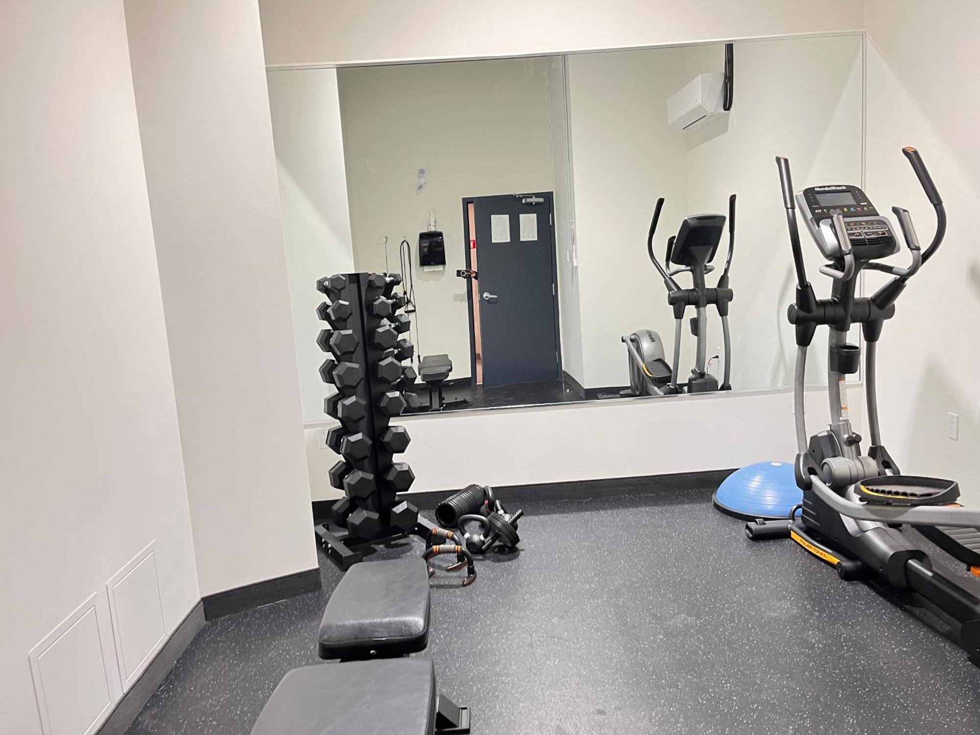 Modern 1br W Balcony Free Parking & Gym Near Metro & Downtown Montreal