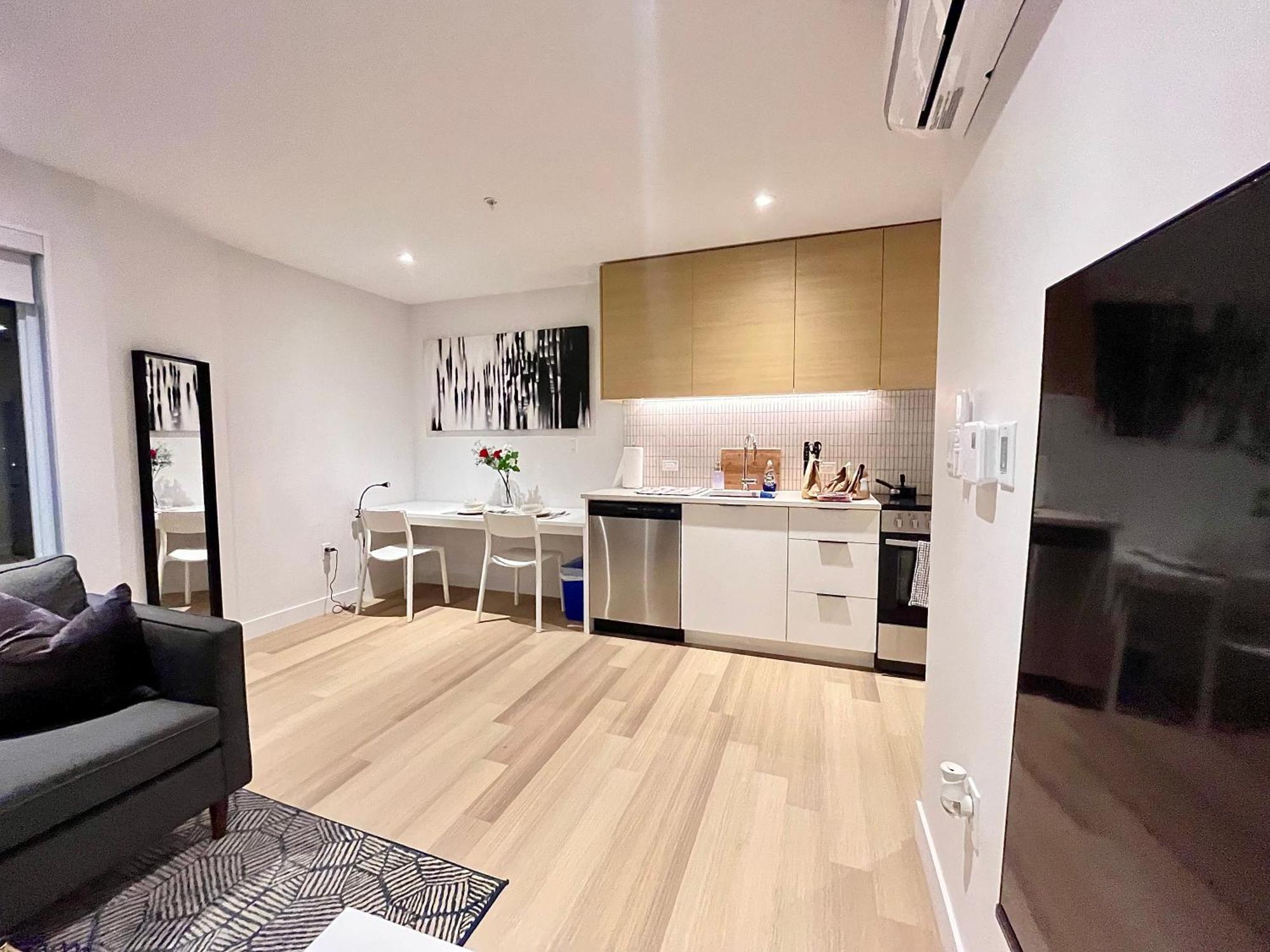 Modern 1br W Balcony Free Parking & Gym Near Metro & Downtown Apartment *