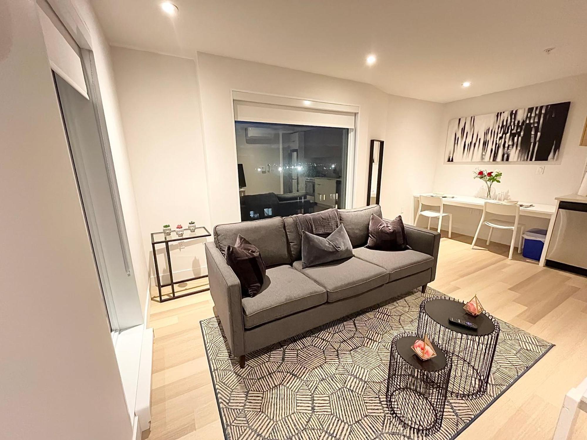 Modern 1br W Balcony Free Parking & Gym Near Metro & Downtown Apartment Montreal