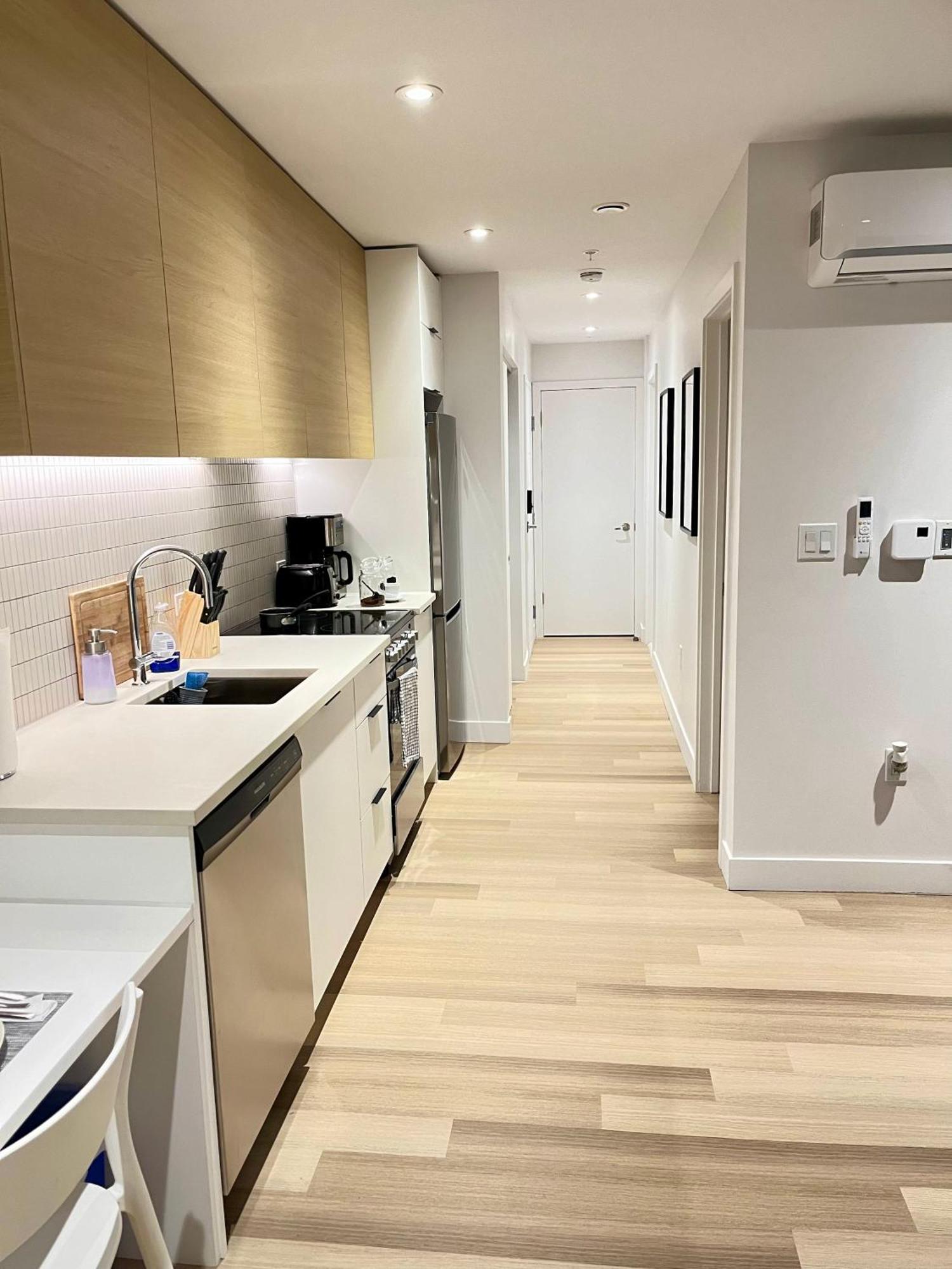 Apartment Modern 1br W Balcony Free Parking & Gym Near Metro & Downtown Montreal