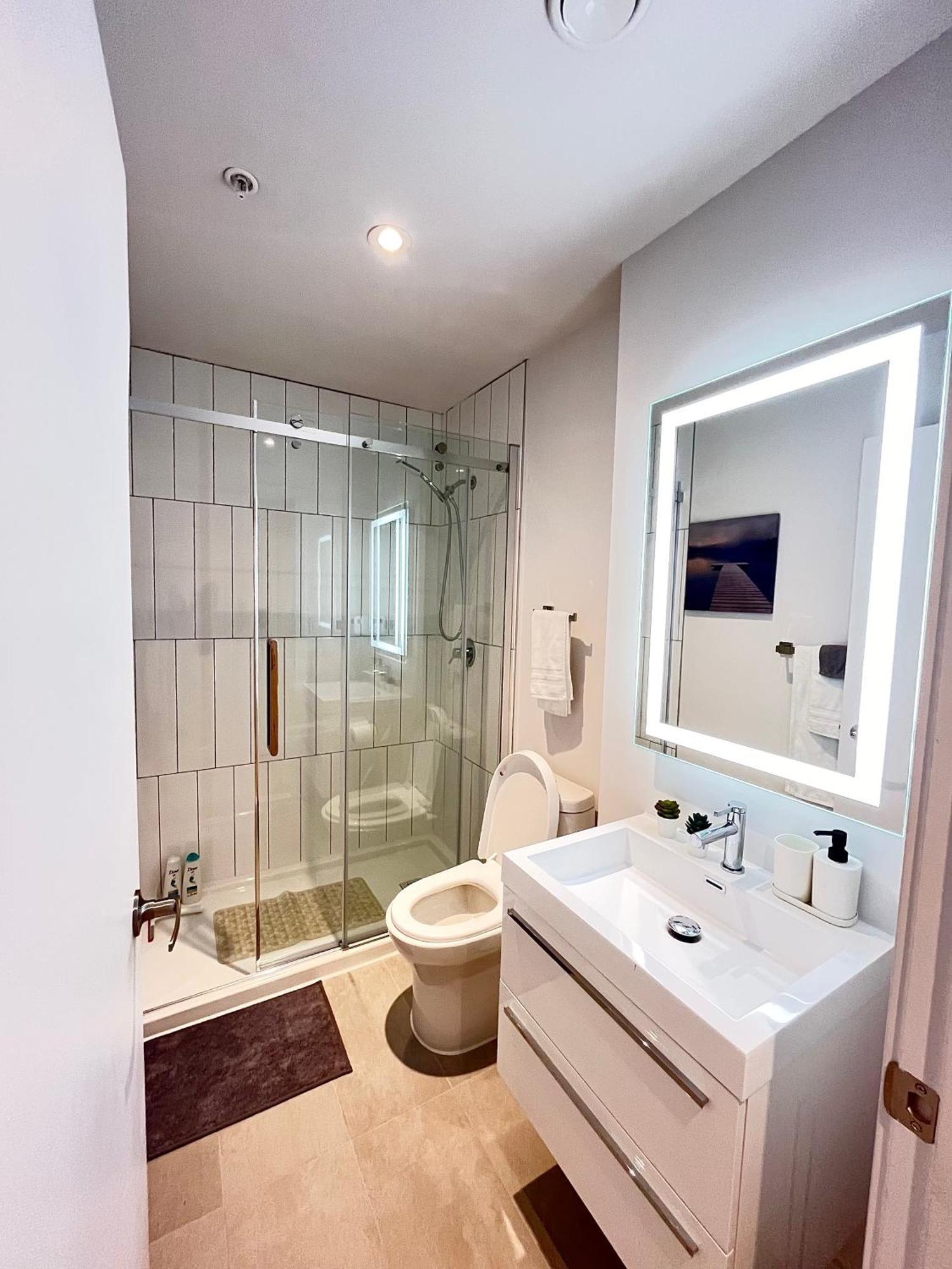 Modern 1br W Balcony Free Parking & Gym Near Metro & Downtown * Montreal