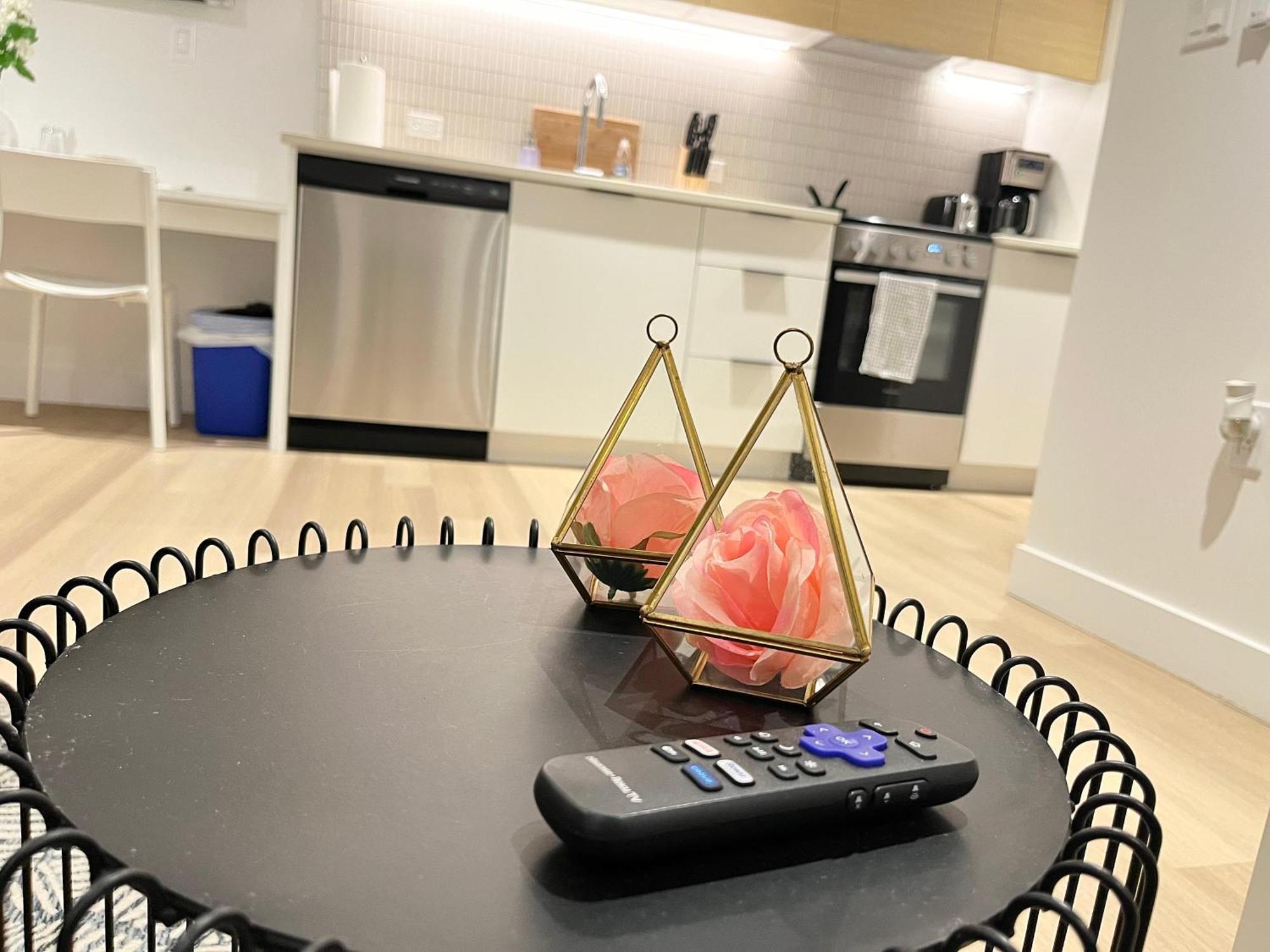 Modern 1br W Balcony Free Parking & Gym Near Metro & Downtown