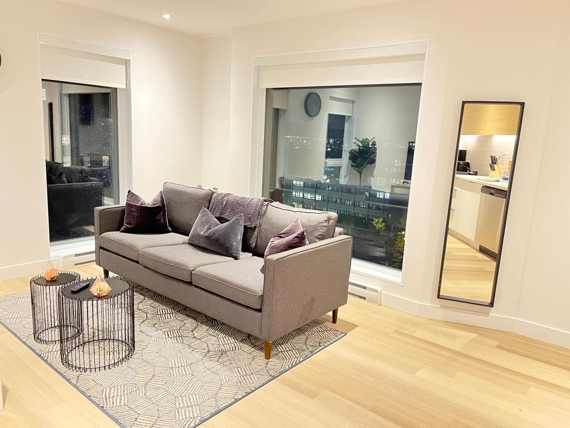 Modern 1br W Balcony Free Parking & Gym Near Metro & Downtown * Montreal