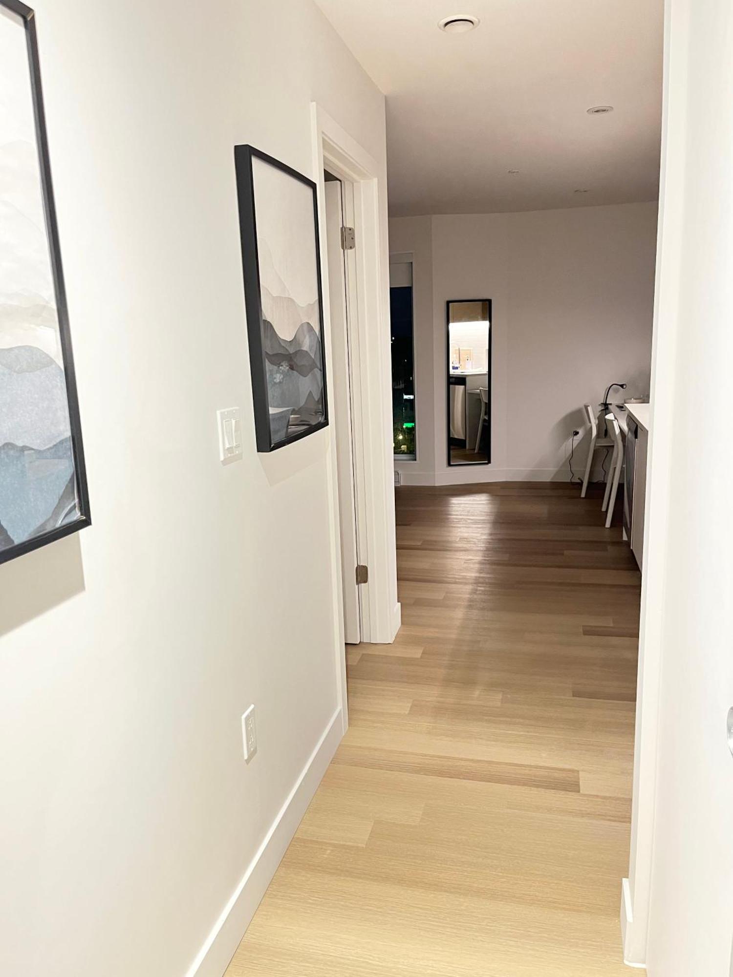 Modern 1br W Balcony Free Parking & Gym Near Metro & Downtown Montreal