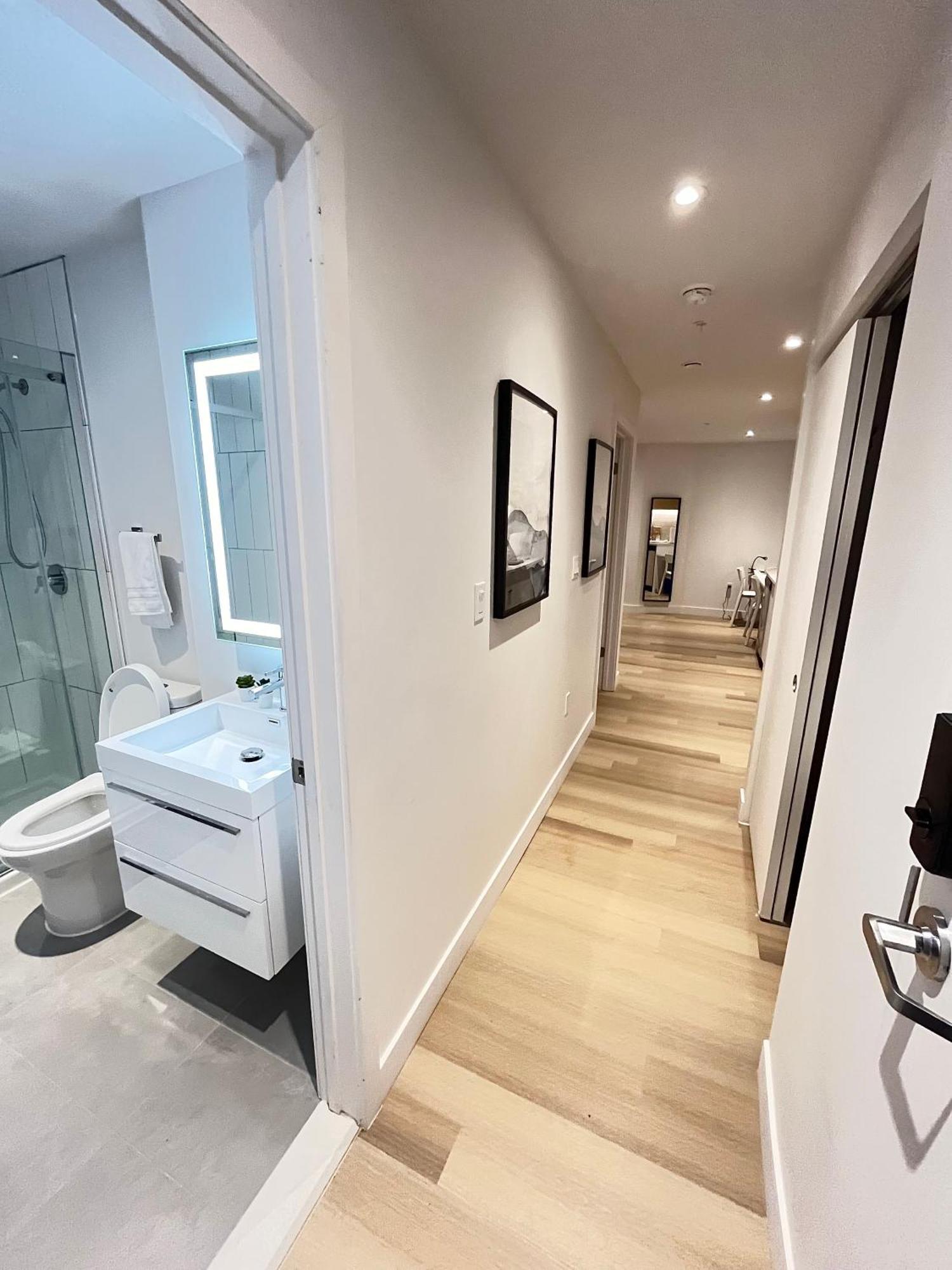 Modern 1br W Balcony Free Parking & Gym Near Metro & Downtown *