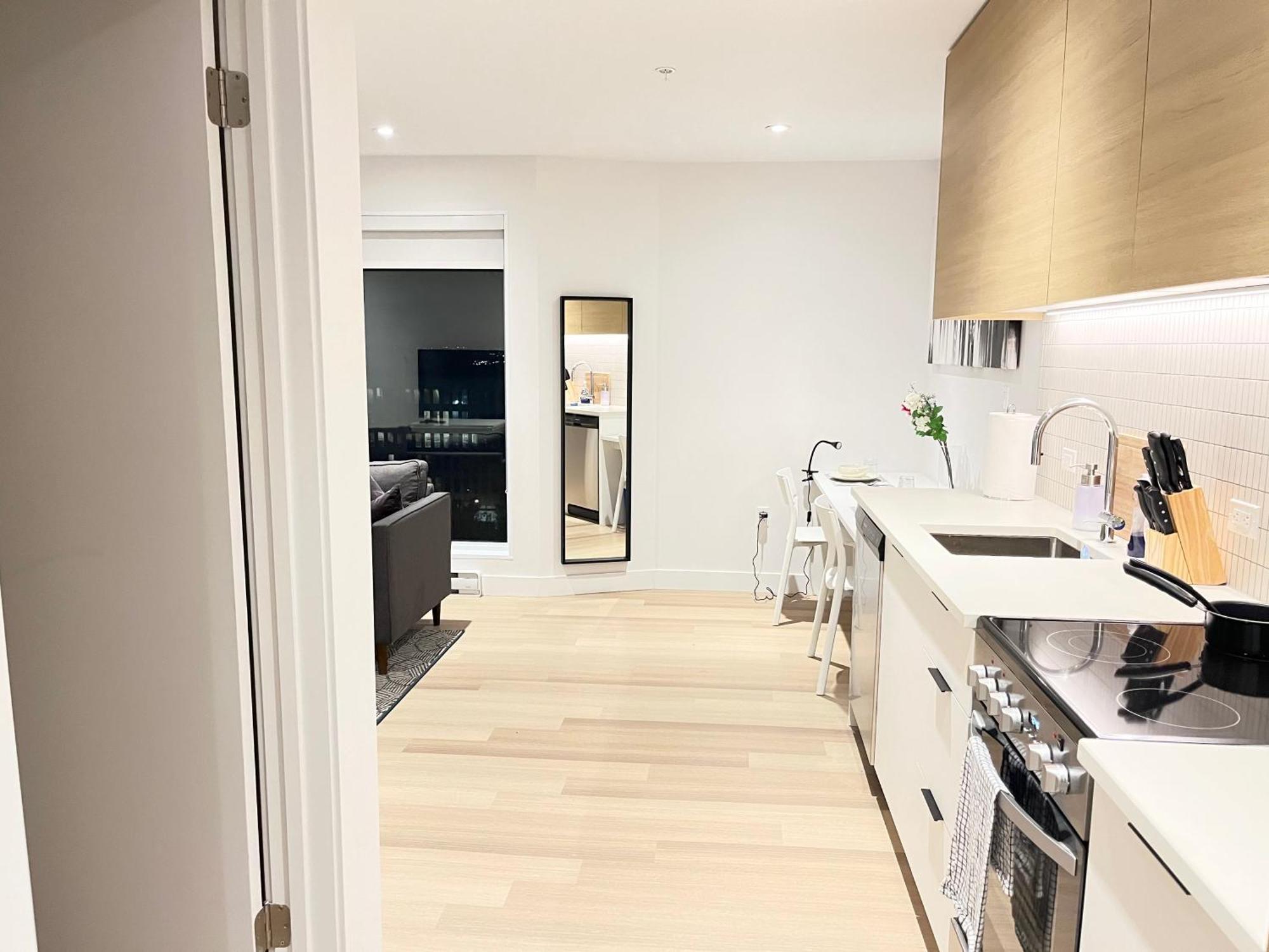 Modern 1br W Balcony Free Parking & Gym Near Metro & Downtown * Montreal