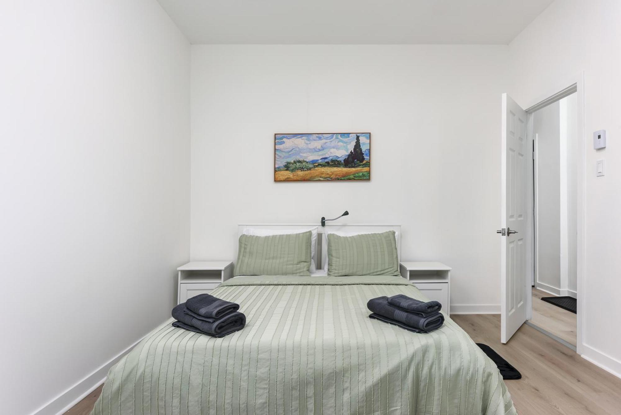 Three Bedroom Chic Downtown Apartment Montreal