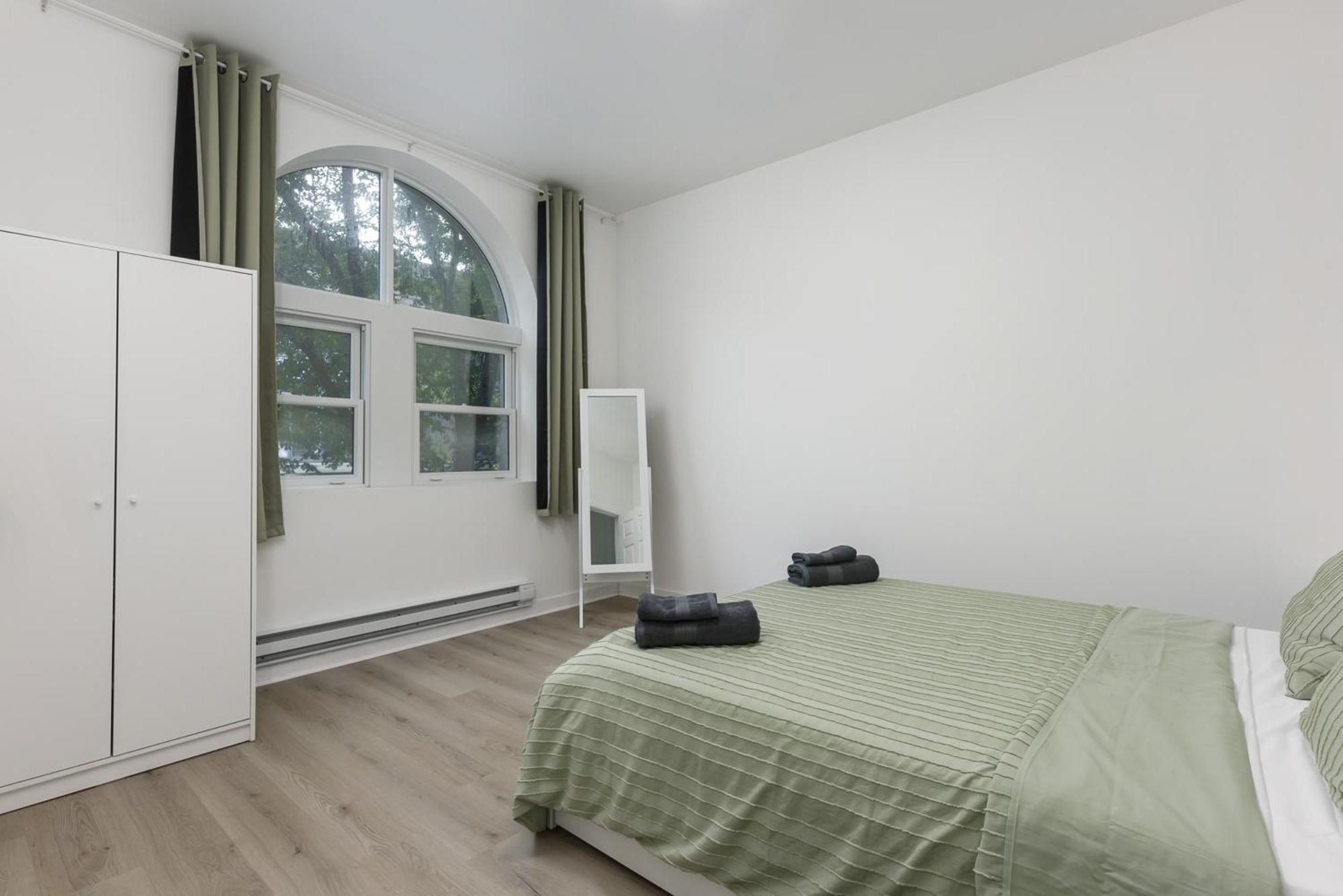 Three Bedroom Chic Downtown