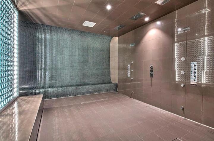Luxurious Downtown Gym Sauna Pool Apartment