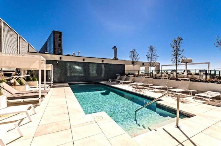 Luxurious Downtown Gym Sauna Pool Apartment