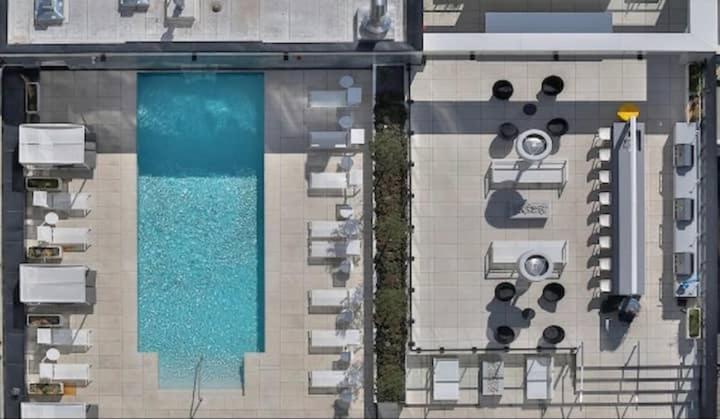 Luxurious Downtown Gym Sauna Pool Apartment Montreal