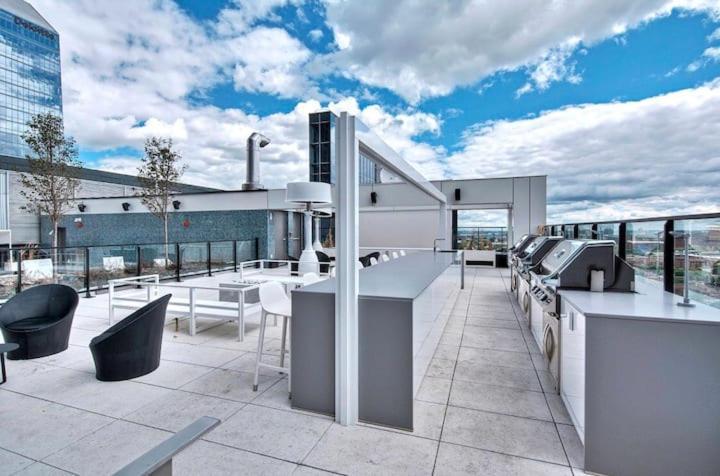 Apartment Luxurious Downtown Gym Sauna Pool Montreal