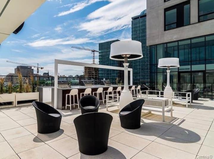 Luxurious Downtown Gym Sauna Pool Apartment