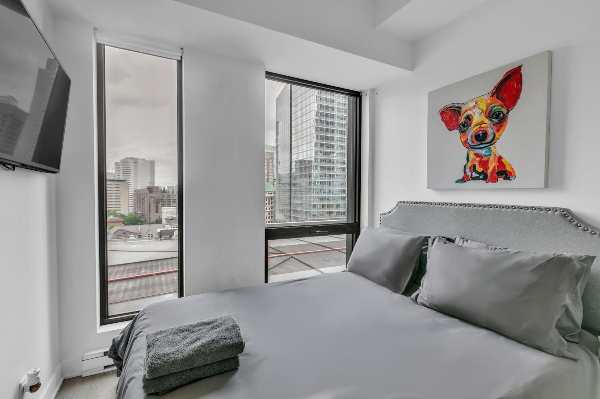 Luxurious Downtown Gym Sauna Pool Apartment Montreal