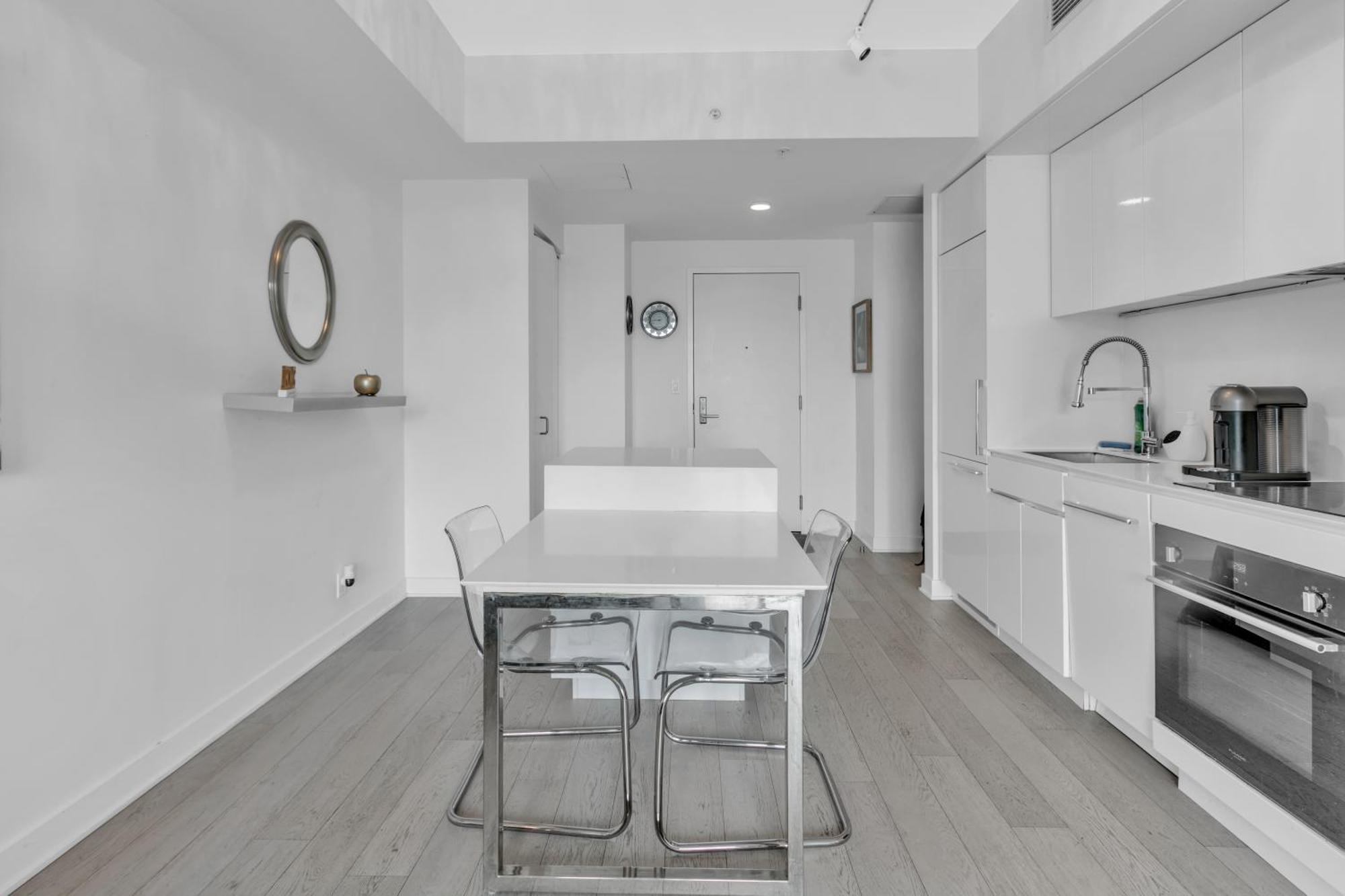 Apartment Luxurious Downtown Gym Sauna Pool
