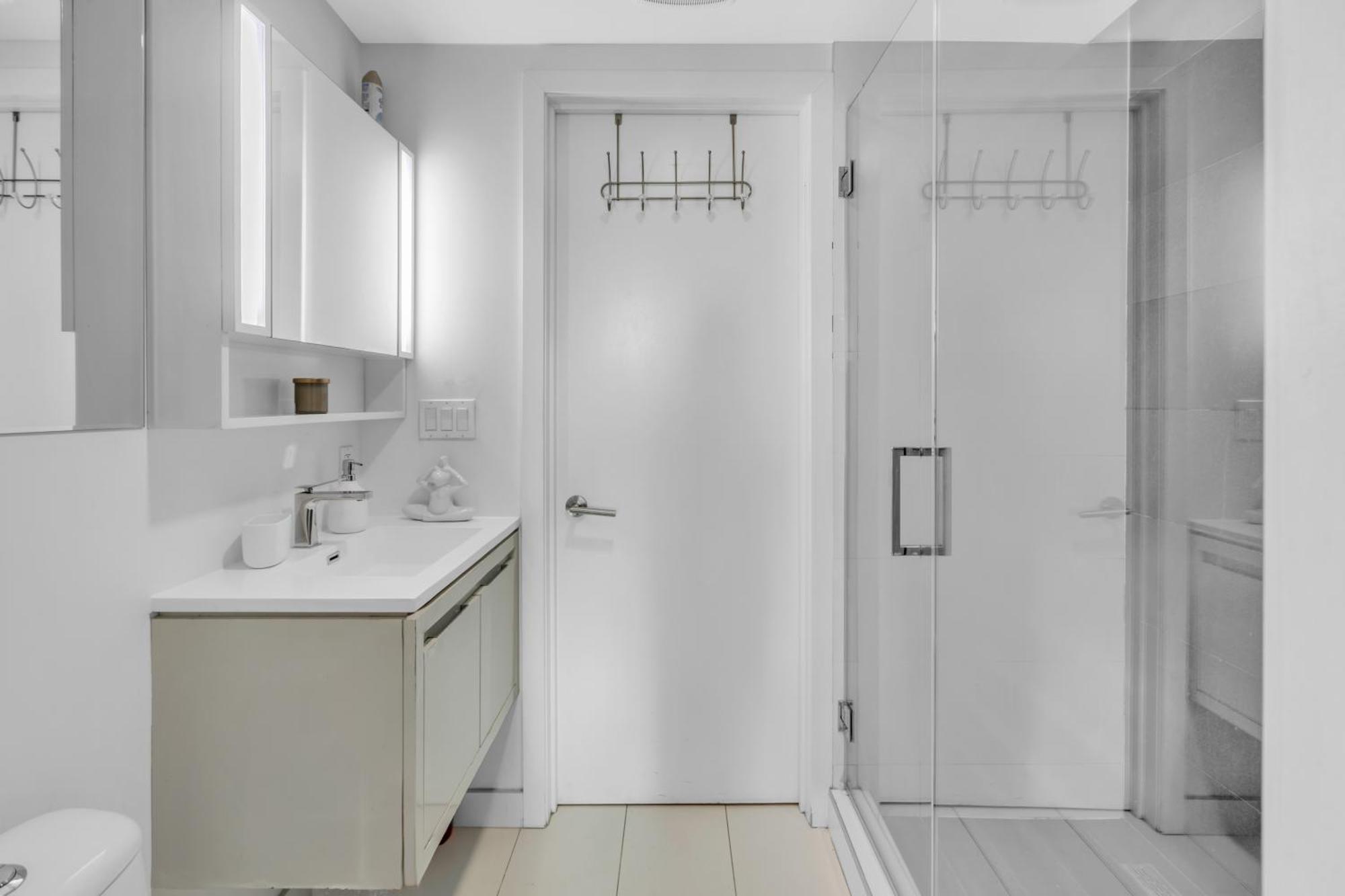 Apartment Luxurious Downtown Gym Sauna Pool Montreal