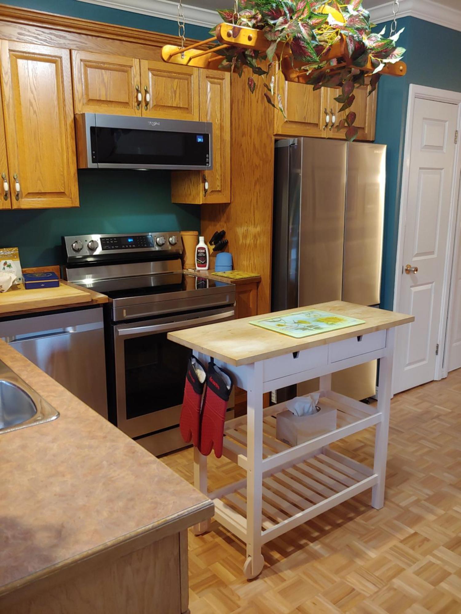 3 Bedrooms 3 Beds Near Metro -2 Parking Free Apartment *
