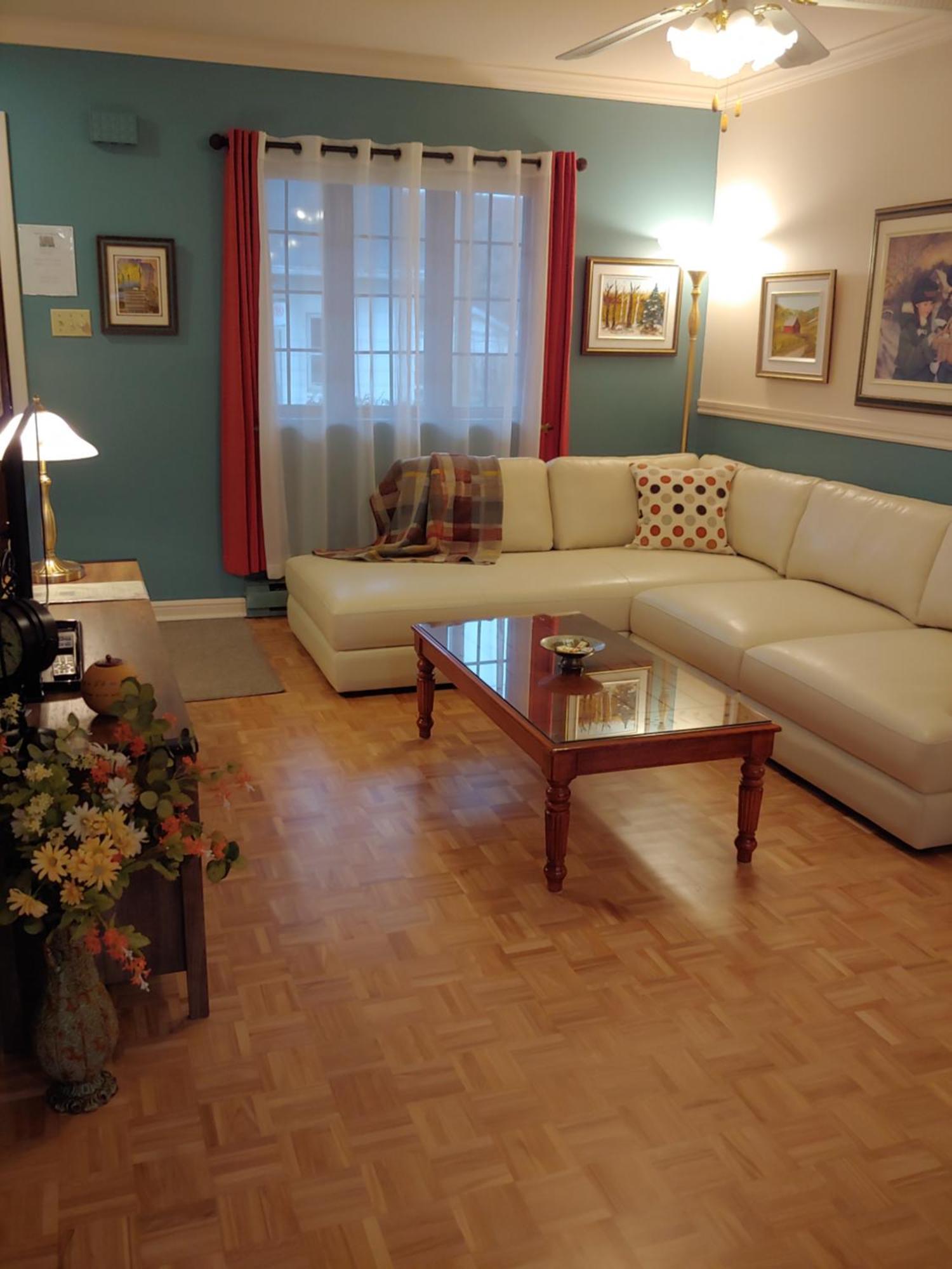 3 Bedrooms 3 Beds Near Metro -2 Parking Free Montreal