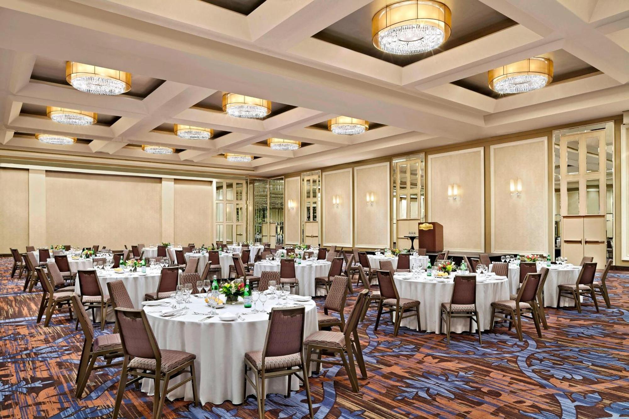 Le Centre Sheraton Hotel