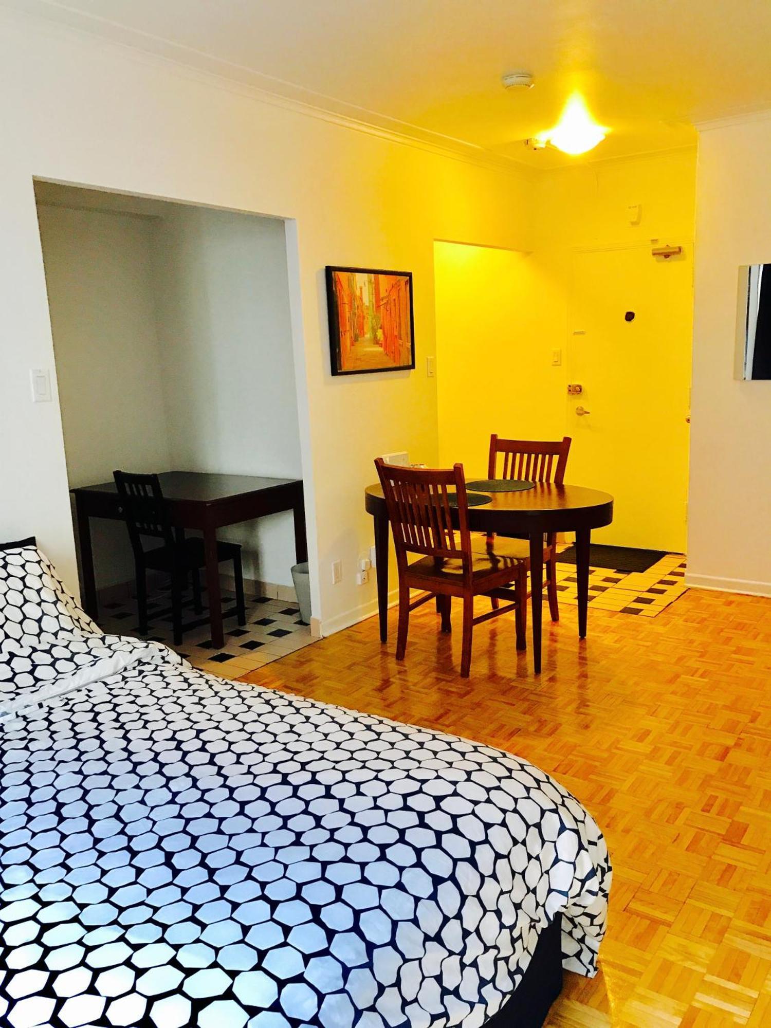 Stylish Comfortable In The Golden Square Mile Apartment *