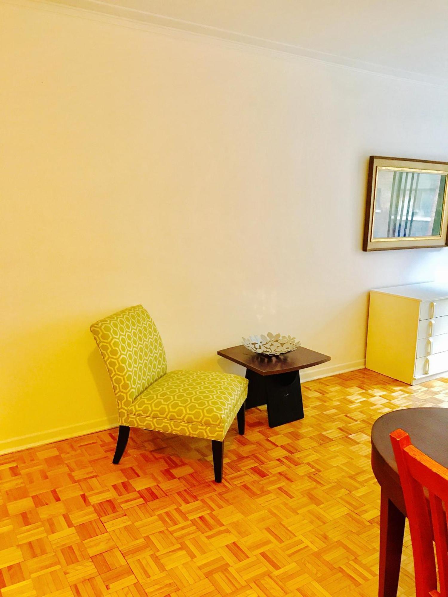 Stylish Comfortable In The Golden Square Mile Apartment