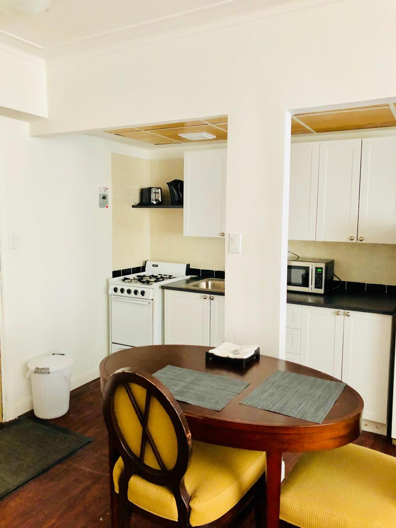 Stylish Comfortable In The Golden Square Mile *