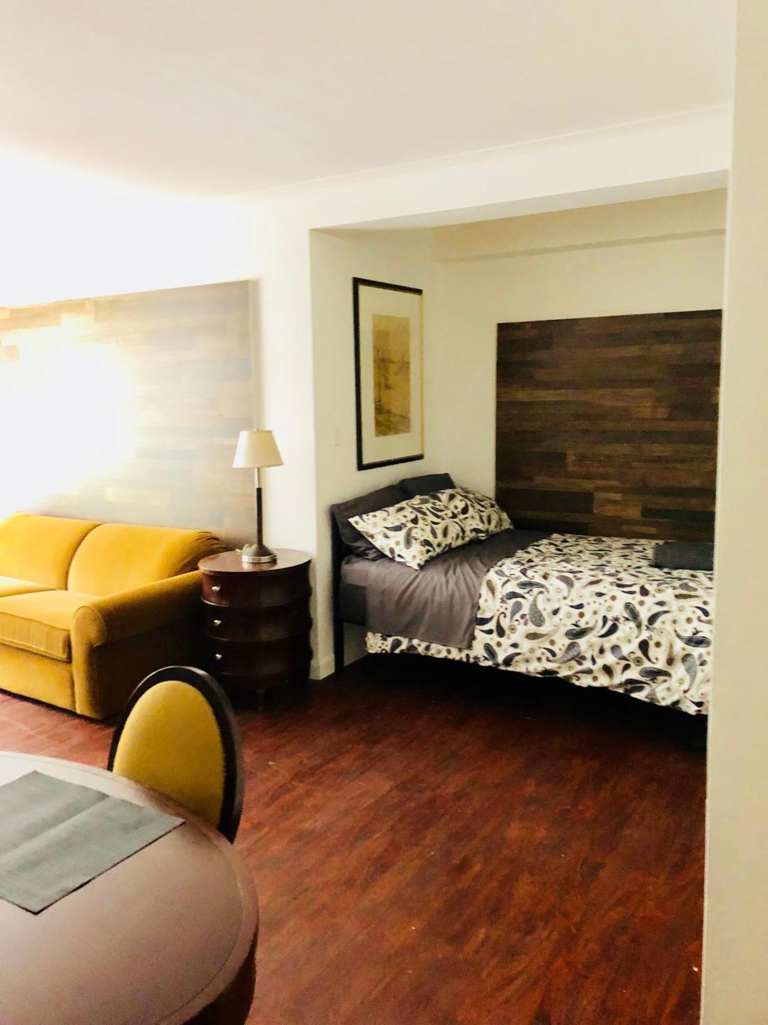 Stylish Comfortable In The Golden Square Mile Apartment