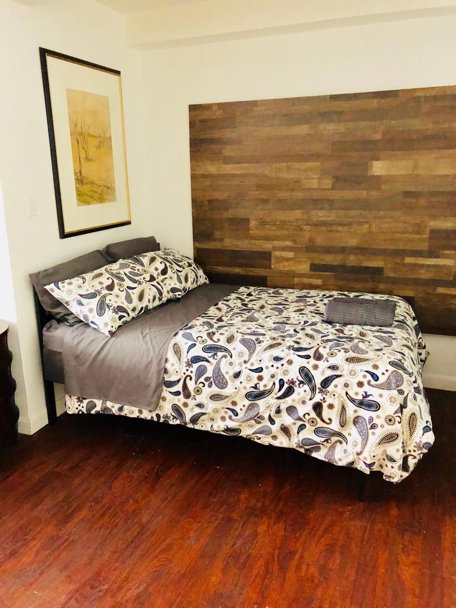 Stylish Comfortable In The Golden Square Mile Apartment *