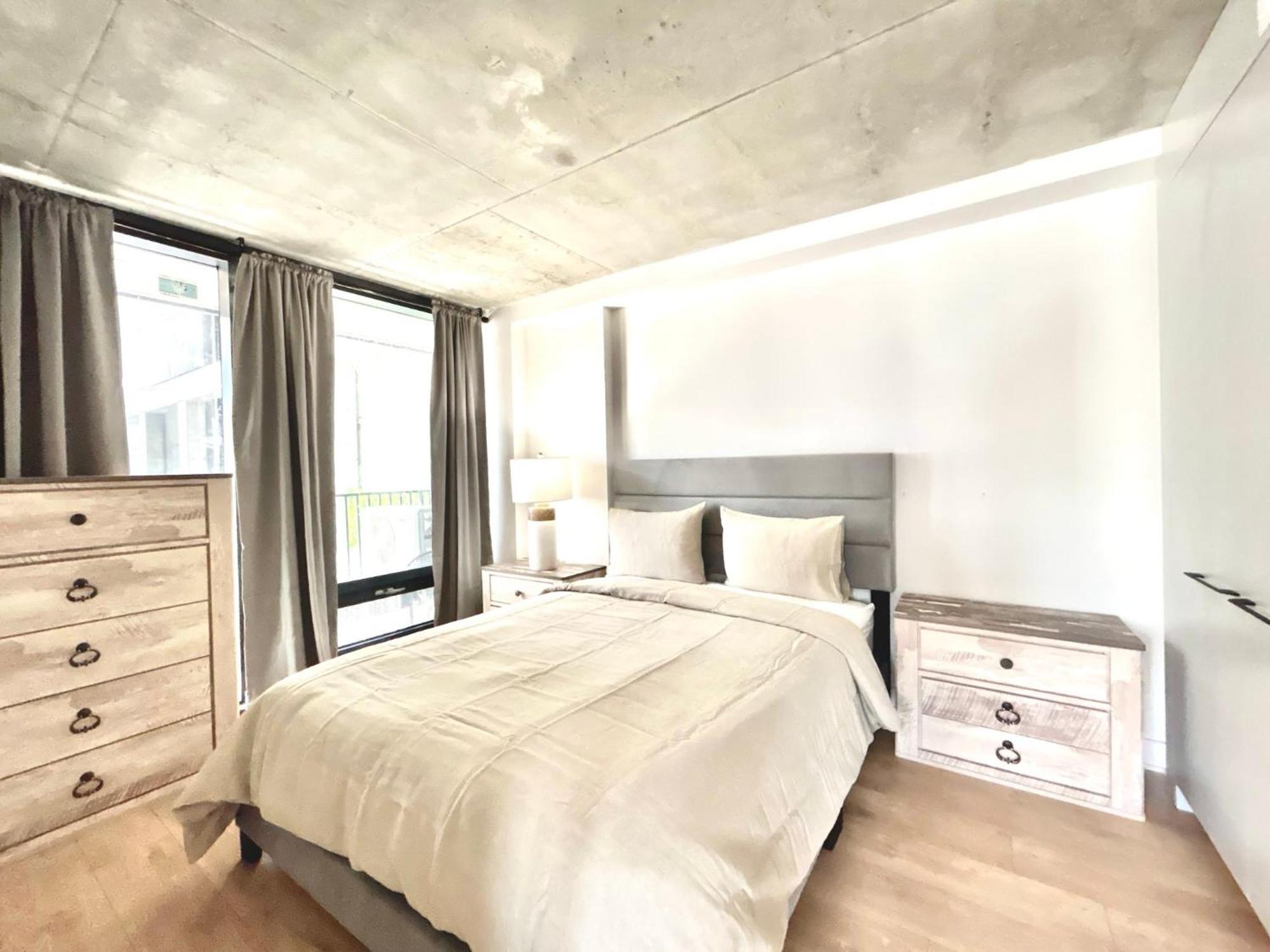 Spacious 2-bedroom In Griffintown - Cozy Chalet Vibes & Prime Location * Montreal