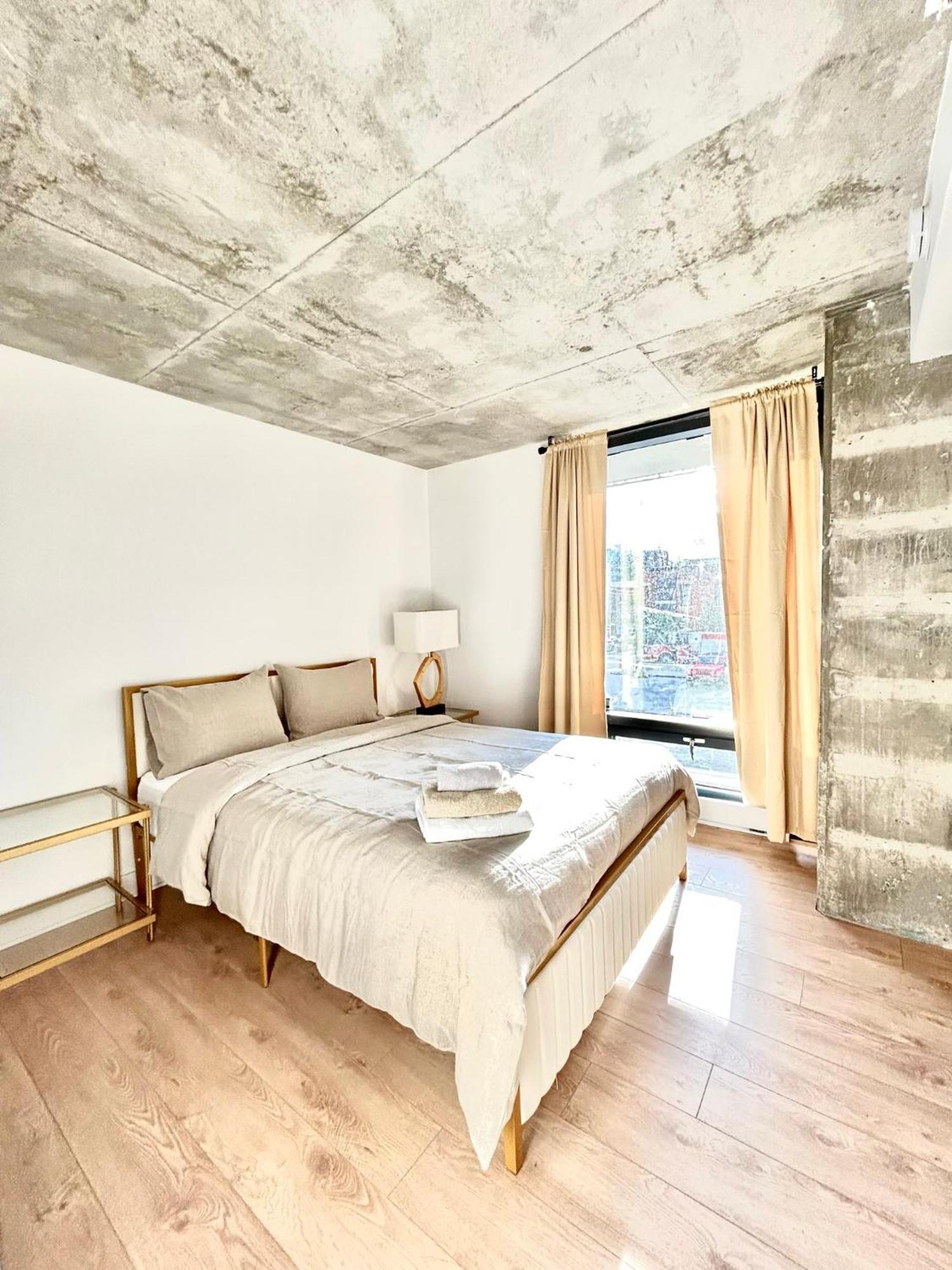 Spacious 2-bedroom In Griffintown - Cozy Chalet Vibes & Prime Location Apartment Montreal