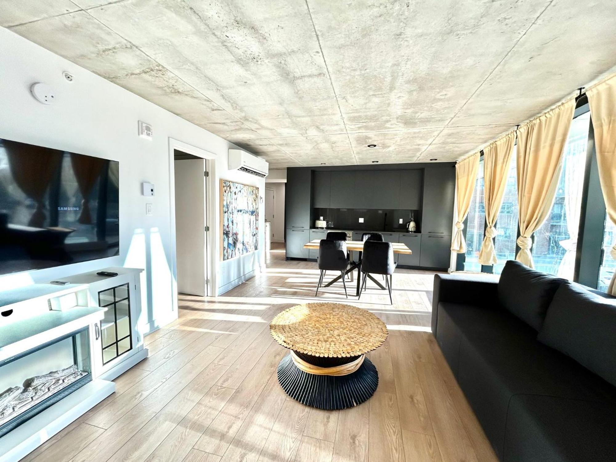 Spacious 2-bedroom In Griffintown - Cozy Chalet Vibes & Prime Location *