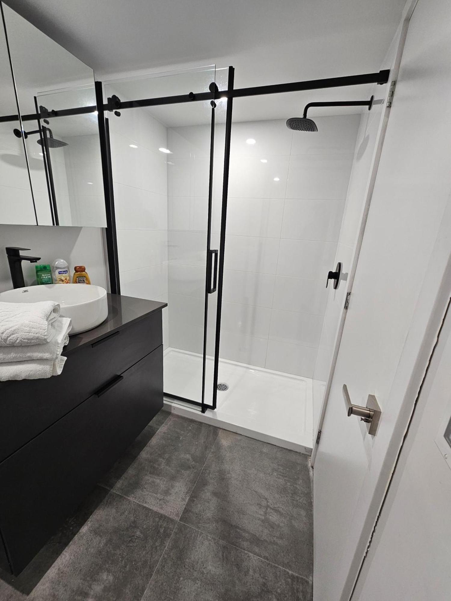 Spacious 2-bedroom In Griffintown - Cozy Chalet Vibes & Prime Location Apartment
