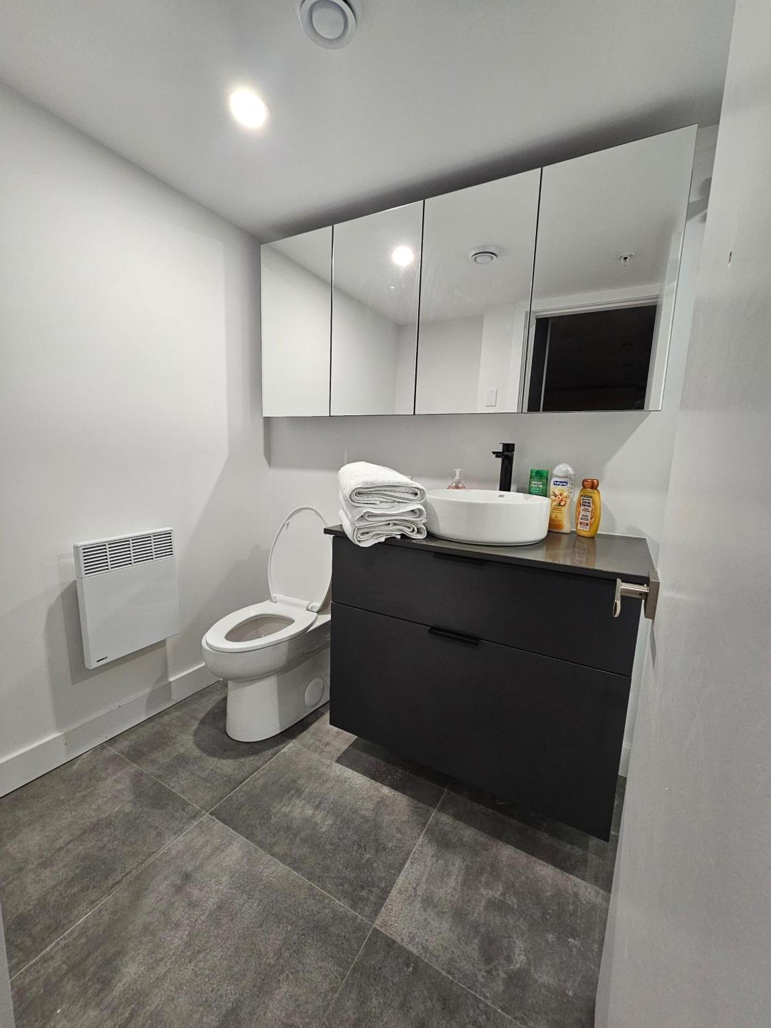 Spacious 2-bedroom In Griffintown - Cozy Chalet Vibes & Prime Location Apartment *