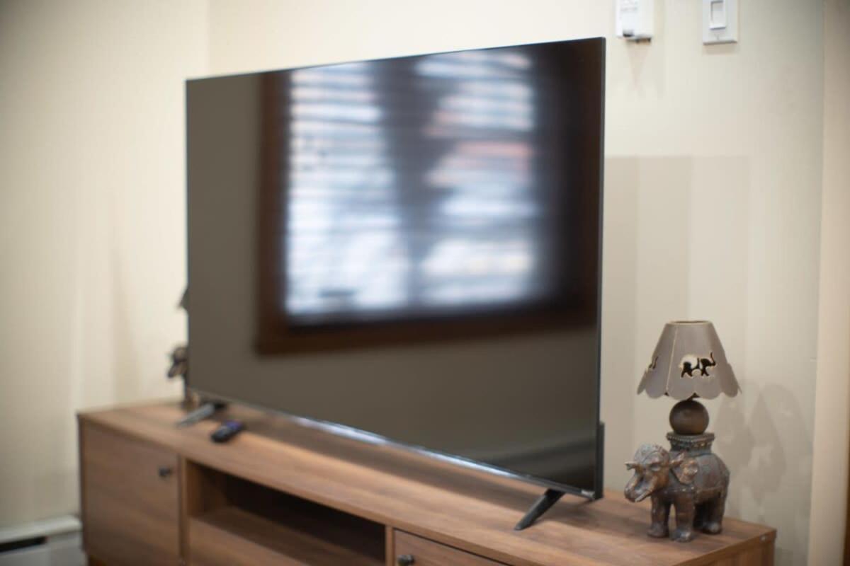 Apartment Chic 2br Near Little Italy - 5mins To Metro Montreal