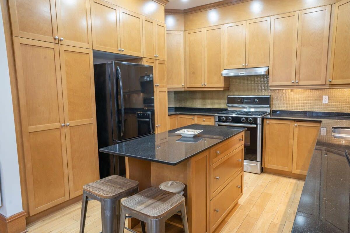 Chic 2br Near Little Italy - 5mins To Metro Apartment
