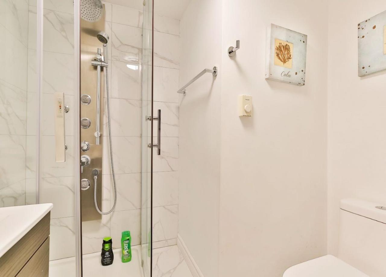 100 Meters To Subway - Montcalm Apartment Montreal