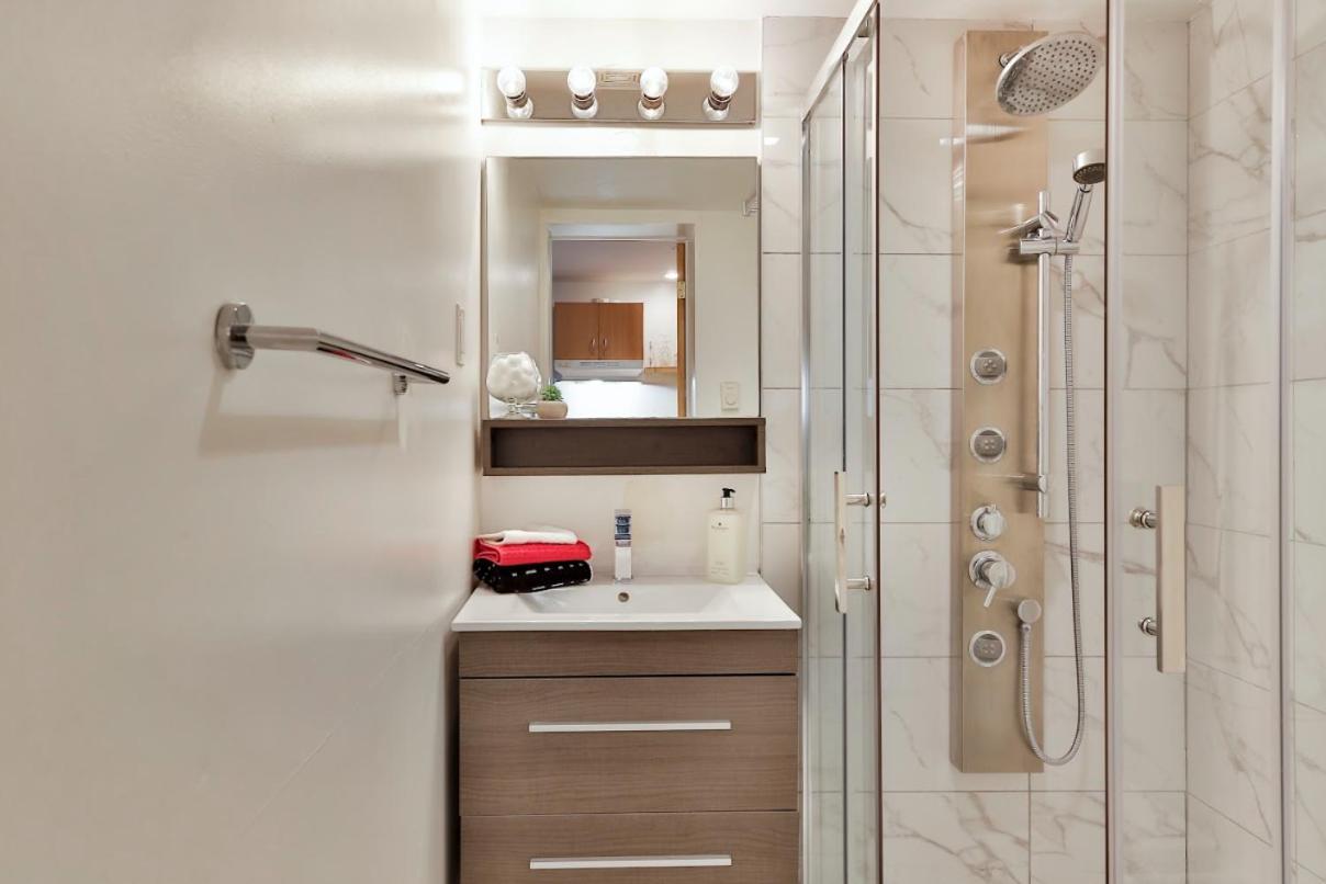 100 Meters To Subway - Montcalm Apartment