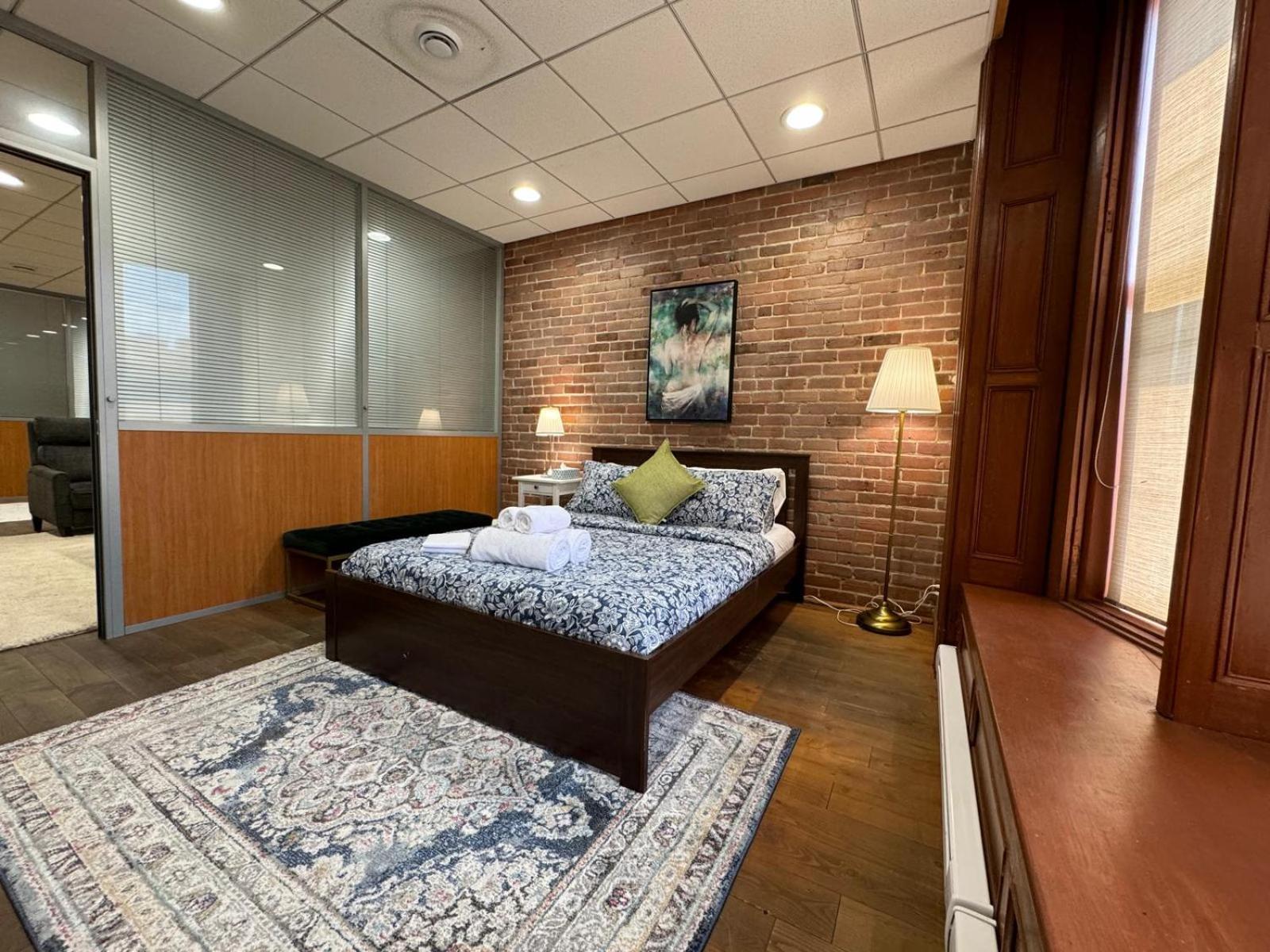 Bed & Breakfast Nightlife With Sophistication & Style - Newly Renovated Downtown & Plateau Montreal