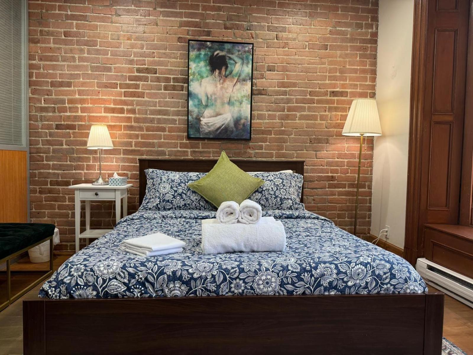 Nightlife With Sophistication & Style - Newly Renovated Downtown & Plateau Bed & Breakfast