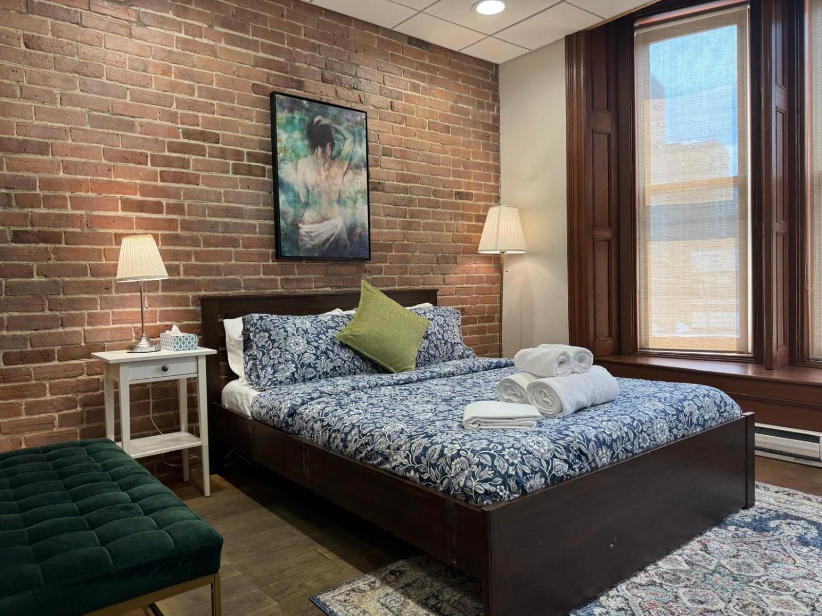 Nightlife With Sophistication & Style - Newly Renovated Downtown & Plateau Bed & Breakfast *