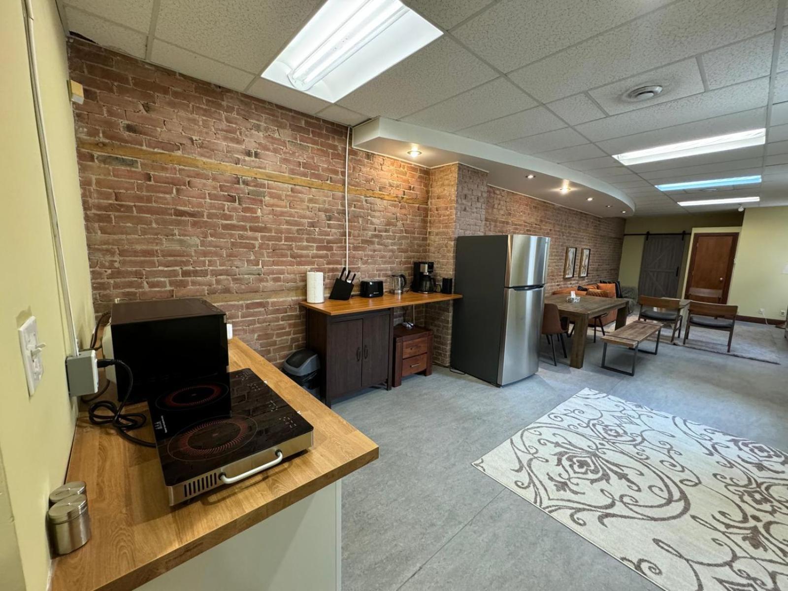 Nightlife With Sophistication & Style - Newly Renovated Downtown & Plateau Bed & Breakfast Montreal