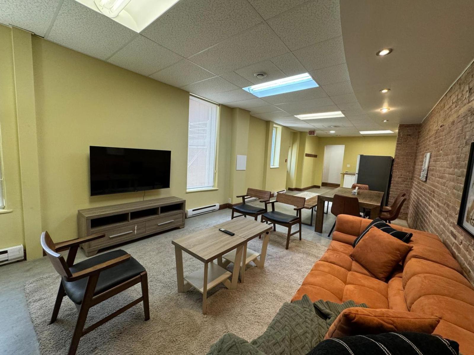 Nightlife With Sophistication & Style - Newly Renovated Downtown & Plateau Bed & Breakfast Montreal