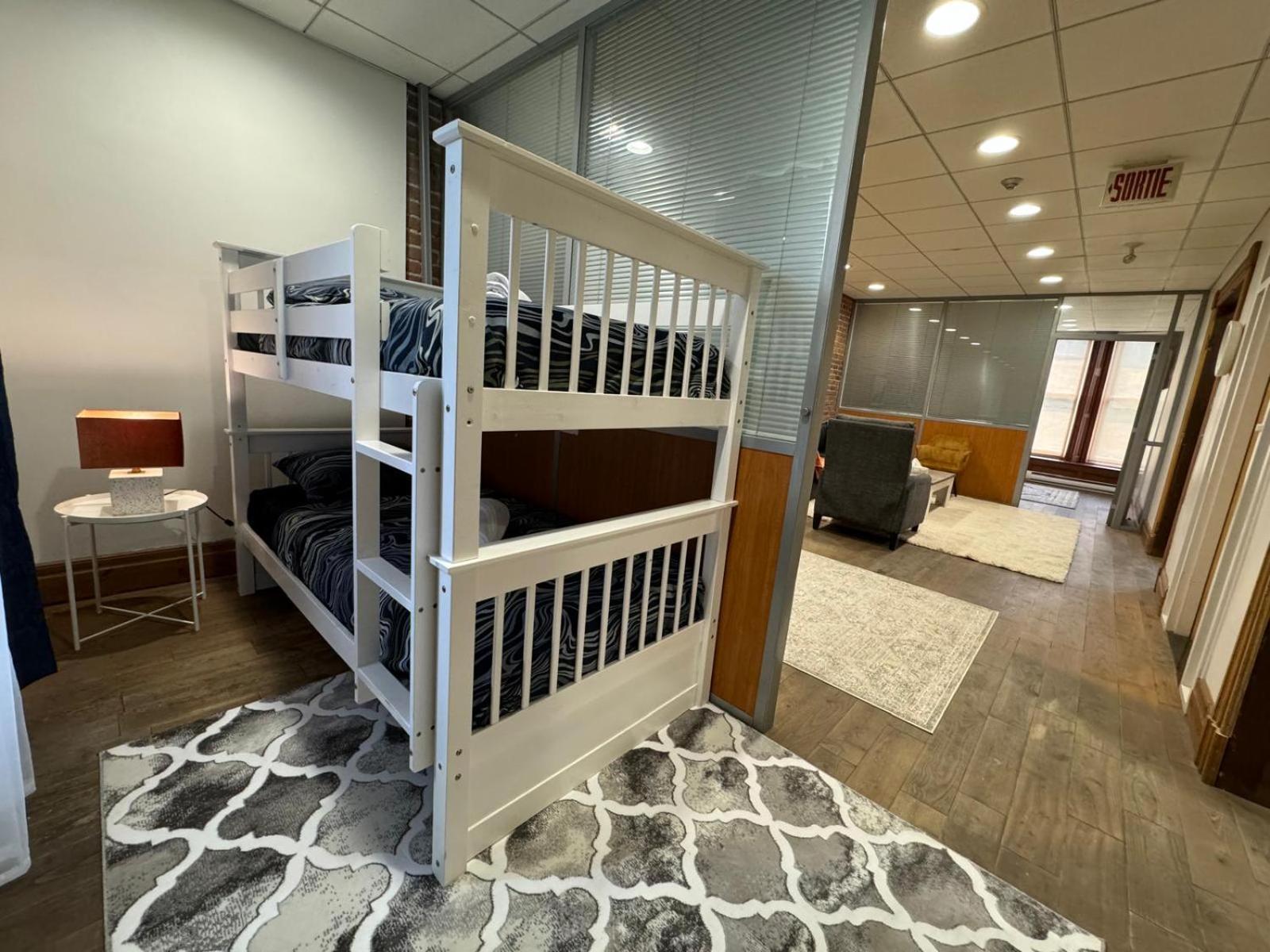 Nightlife With Sophistication & Style - Newly Renovated Downtown & Plateau Bed & Breakfast *