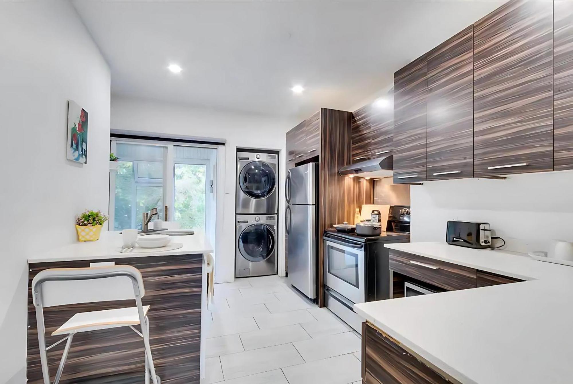Cozy Verdun Unit - King Size Bed - 2 Bedroom