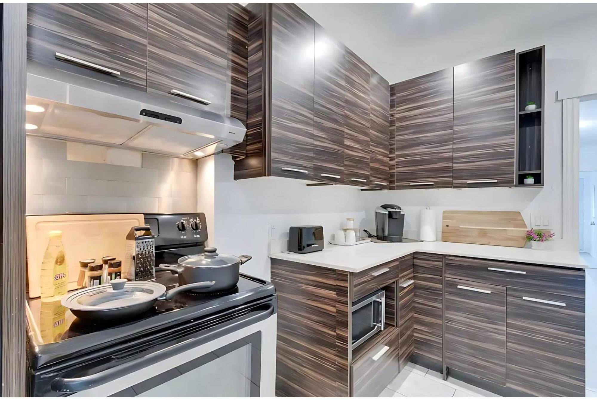 Cozy Verdun Unit - King Size Bed - 2 Bedroom Apartment