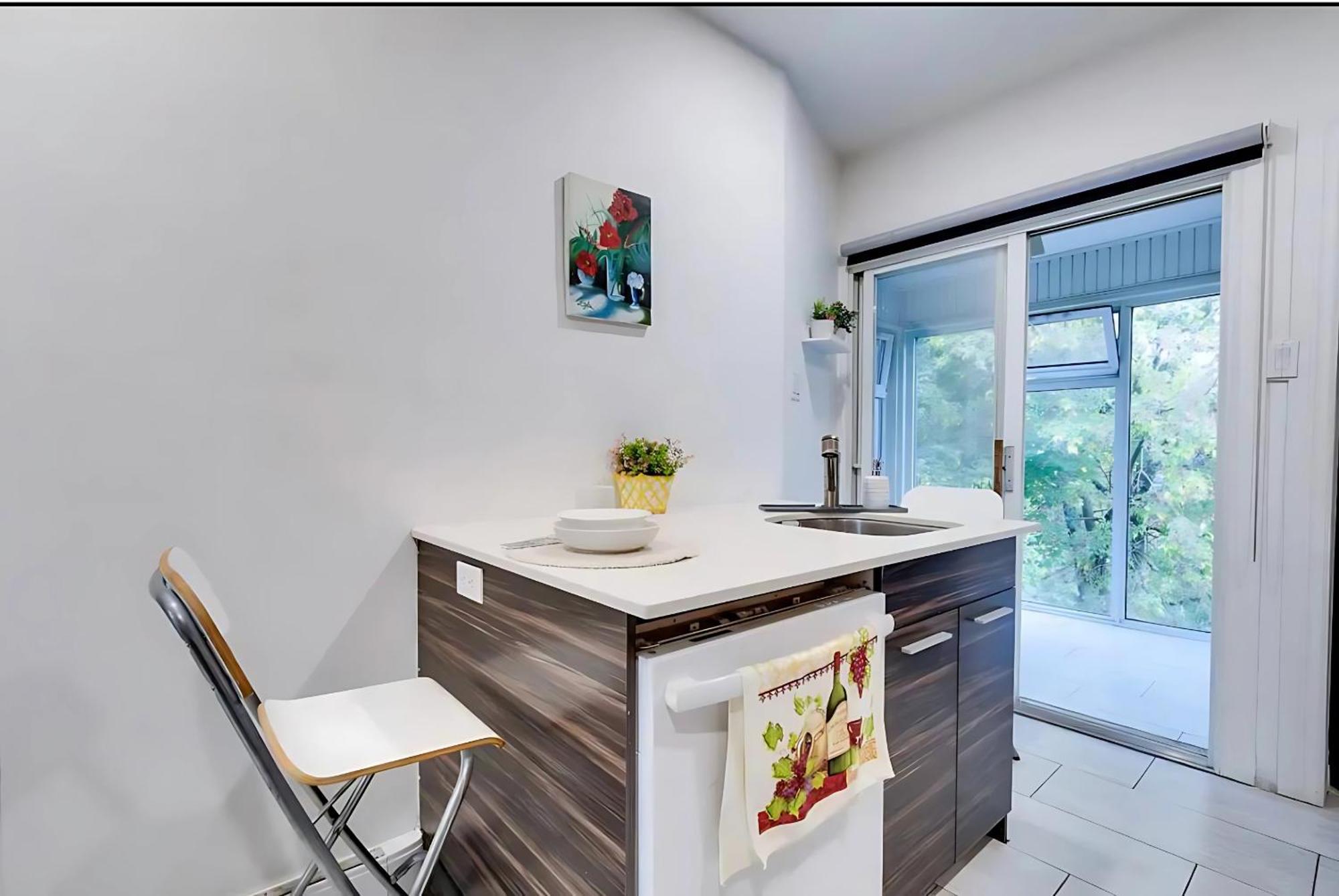 Cozy Verdun Unit - King Size Bed - 2 Bedroom Apartment