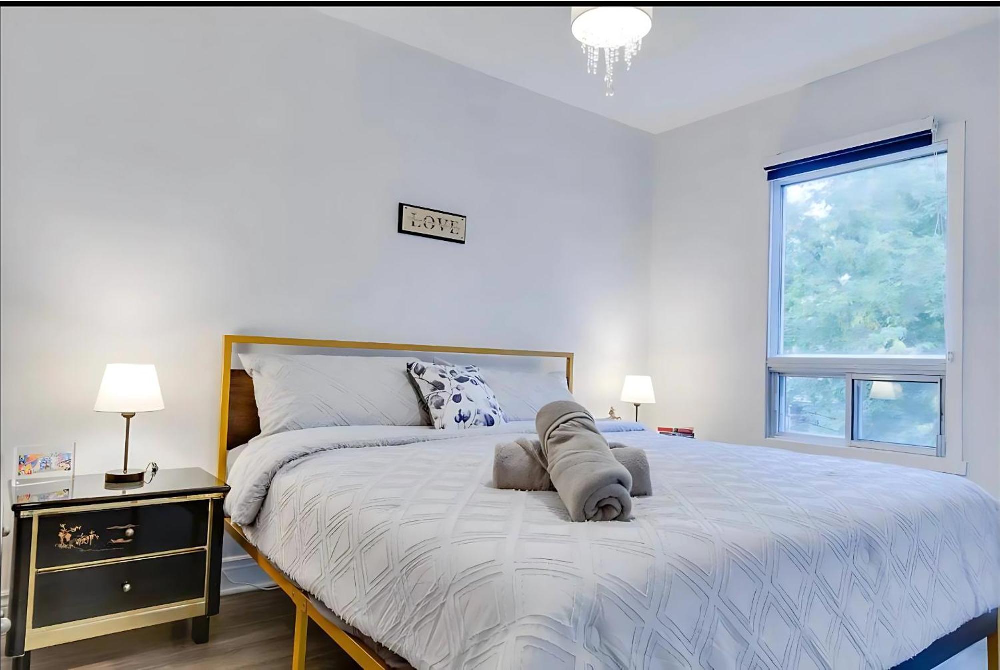 Cozy Verdun Unit - King Size Bed - 2 Bedroom *